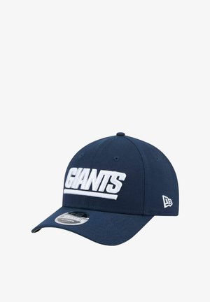 Marineblaues Baseballcap mit gebogener Krempe, auf der Vorderseite mit "GIANTS" in weißen, gestickten Buchstaben versehen und einem New Era-Logo an der Seite.