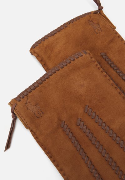 Brune semskede hansker med teksturert søm, som har lærdetaljer og et flettet mønster langs kantene. Inkluderer en dekorativ logo.