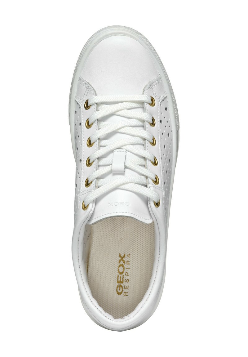 Weiße Leder-Sneaker mit goldenen Ösen, durchlässigen Seiten, flachen weißen Schnürsenkeln und einer beigen Innensohle mit "GEOX RESPIRA" Branding.