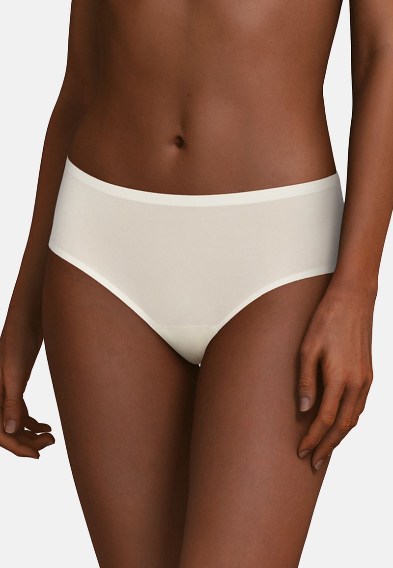 Naadloze witte hipsteronderbroek van zacht materiaal met een gladde afwerking. Heeft een brede elastische tailleband en een subtiele textuur.
