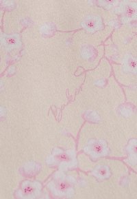 Material floral cu un fundal roz deschis, decorat cu modele delicate de flori de cireș în nuanțe variate de roz și alb, cu o țesătură texturată.