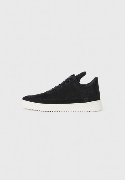 Černé semišové tenisky s bílou gumovou podrážkou, s tónovým prošitím a šněrováním. Hladký povrch s moderním, aerodynamickým tvarem.