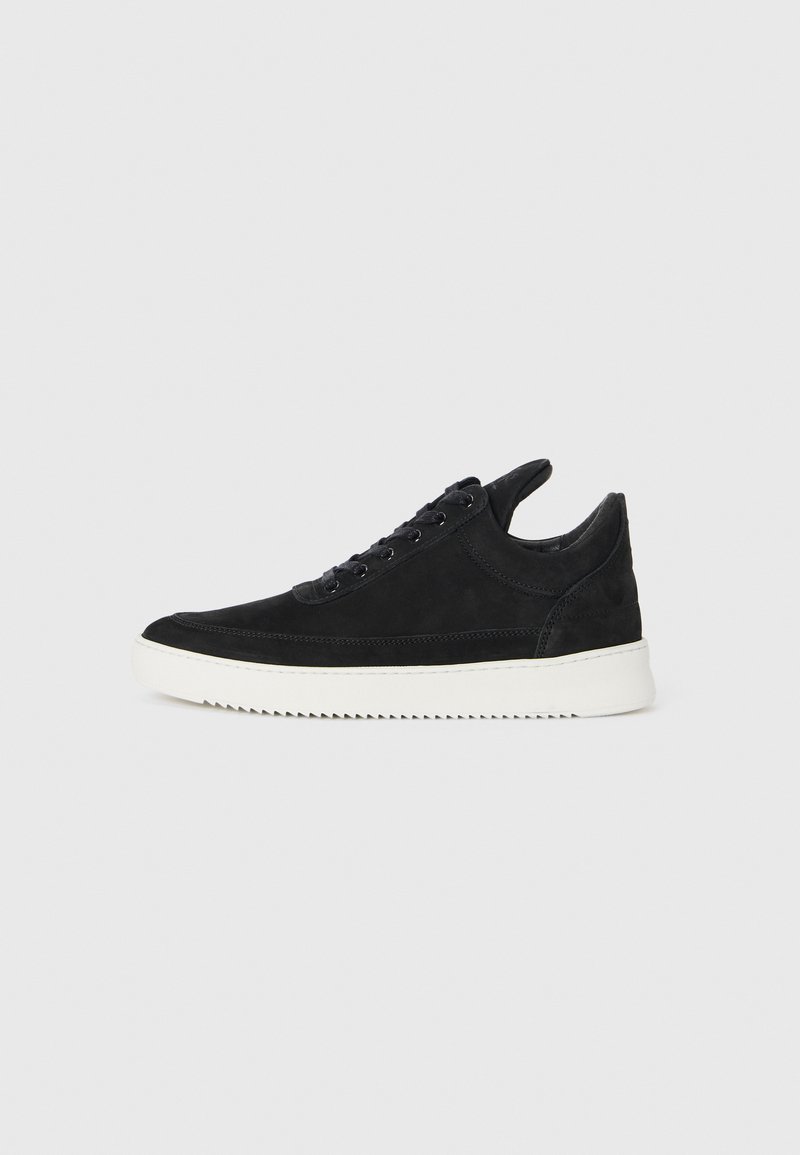 Sneakers negre din suede cu o talpă din cauciuc albă, prezentând cusături tonale și un design cu șireturi. Textură netedă cu o formă modernă și aerodinamică.