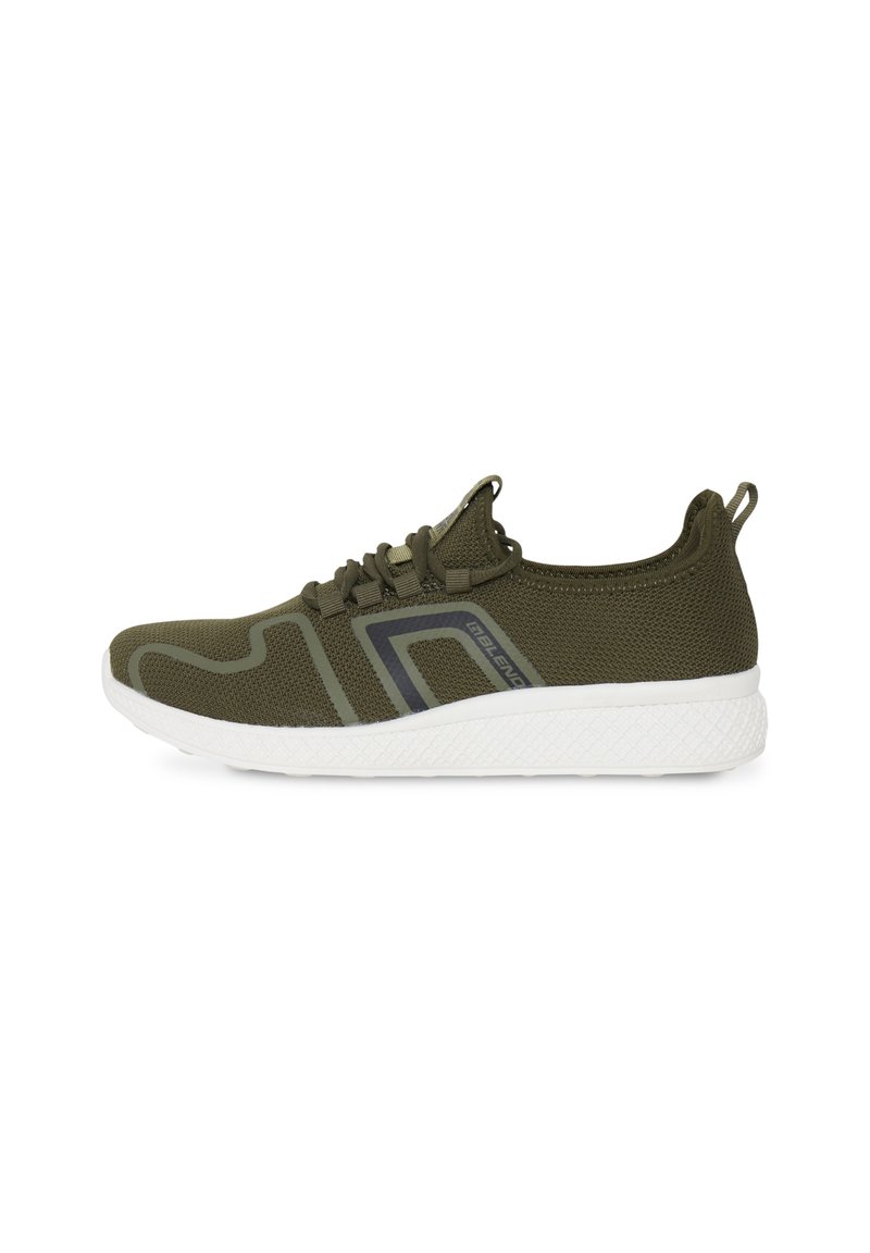 Olivengrüner Sportschuh mit einem Obermaterial aus Mesh, weißer strukturierter Sohle und grauen Streifenakzenten. Verfügt über Schnürsenkel und eine Schlaufe an der Ferse.