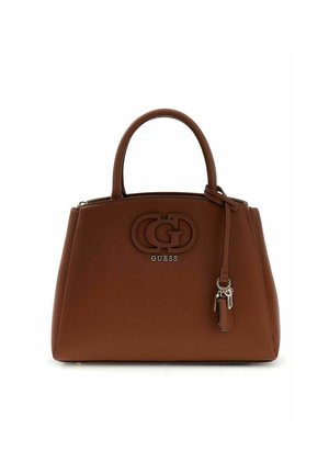Sac à main en cuir marron avec double poignée, logo GG embossé, lettrage métal "GUESS" et sangle en cuir décorative avec charms métalliques.
