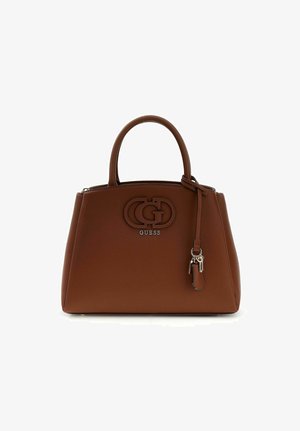 Sac à main en cuir marron avec double poignée, logo GG embossé, lettrage métal "GUESS" et sangle en cuir décorative avec charms métalliques.