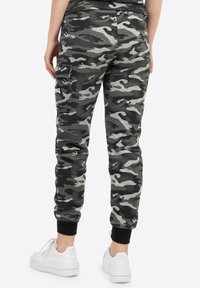 Lonsdale Pantalones cargo - camo grey