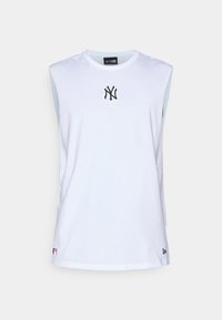 T-shirt sans manches blanche en coton, dotée d'un logo noir des New York Yankees sur la poitrine et de légers accents bleu clair sur les côtés.