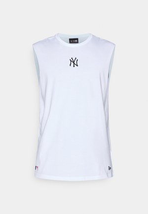 Bela brezrokavnik majica iz bombaža, ki na prsih vsebuje črno ikono New York Yankees ter svetlo modre detajle na straneh.
