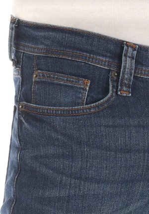 Denim jeans in een donkerblauwe wassing met oranje stiksels. Kenmerken zijn onder andere een voorzak en een klein muntzakje boven de hoofdzak.