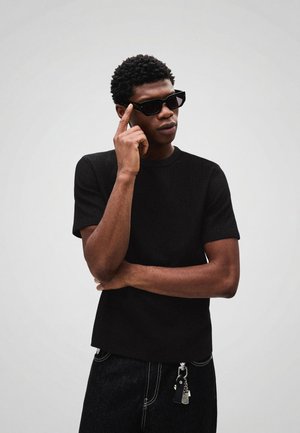 Bershka TEXTURED SHORT SLEEVE - Navadna majica - black