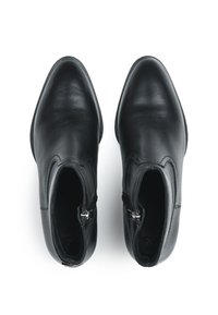 Bottes cuir noir à la cheville avec un bout pointu et une silhouette élégante. Dotées d'une fermeture éclair latérale et d'une texture lisse. Sans motifs ni accents visibles.