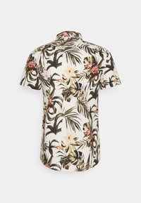 Korte mouw shirt van lichte stof, met een tropisch bloemenpatroon in groene, roze en crèmekleurige tinten, voorzien van een kraag met knopen.
