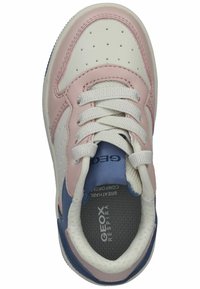 Sneaker con tomaia in pelle bianca, rosa e blu, dotata di perforazioni, chiusura con lacci e soletta grigia testurizzata. Visibile il marchio Geox.