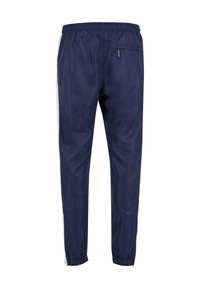 Pantaloni sportivi blu navy con vita elastica, una striscia bianca laterale e una tasca con zip sul retro. Realizzati in materiale leggero e liscio.