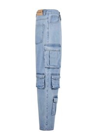 Lyseblå denim cargo bukser med flere lommer, rett ben-cut og en liten merkeetikett på livet.