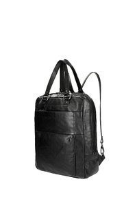 Černý kožený batoh se dvěma rukojeťmi a nastavitelnými ramenními popruhy, přední kapsa na zip a obdélníkový tvar na bílém pozadí.