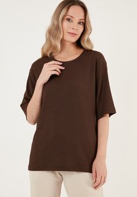 LELA Basic T-shirt - brown