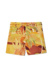 Shorts en coton jaune avec un motif floral et de feuilles dans des tons d'orange et de vert. Comprend une ceinture assortie et des poches arrière.