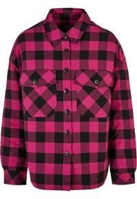 Camisa de franela a cuadros en rosa y negro, con frente abotonado, dos bolsillos en el pecho, un collar puntiagudo y mangas largas.