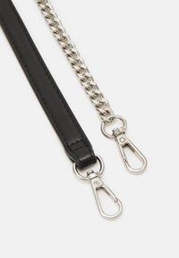 Correa de cuero negro combinada con una cadena de metal plateado, que presenta cierres de langosta para sujeción en ambos extremos. Textura suave y diseño duradero.