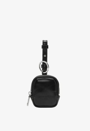 Mała czarna skórzana saszetka na zamek z paskiem na nadgarstek i srebrnym kółkiem na klucze, kompaktowa i zaprojektowana do przechowywania małych przedmiotów.