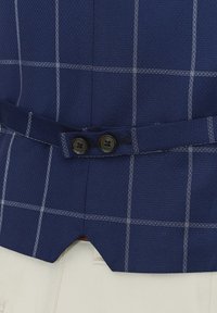 Granatowy kamizelka w wzór z fakturowanym wykończeniem, z białym wzorem kratki i dwoma czarnymi guzikami w talii do zapięcia.