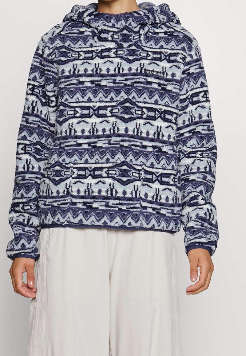 Pullover in pile blu navy e azzurro chiaro con cappuccio. Presenta disegni geometrici, maniche lunghe e un piccolo logo sul petto.