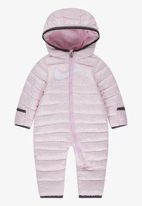 Rozā pūkains sniega uzvalks ar kapuci, ar horizontālu kviltētu dizainu, izteiktu balto logotipu un melniem apakšmalu un rāvējslēdzēja apdari.