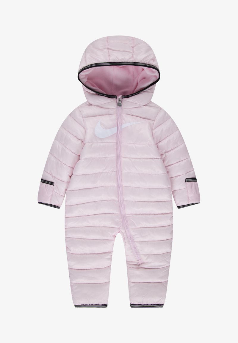 Rozā pūkains sniega uzvalks ar kapuci, ar horizontālu kviltētu dizainu, izteiktu balto logotipu un melniem apakšmalu un rāvējslēdzēja apdari.