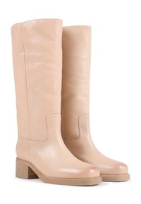 Μπεζ δερμάτινες μπότες έως το γόνατο με λεία υφή, στρογγυλή μύτη και χοντρό τακούνι. Περιλαμβάνουν διακοσμητική ραφή και μια διακριτική καμπύλη στον αστράγαλο.