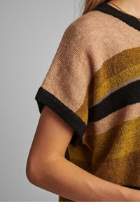 Sweter dzianinowy z krótkimi rękawami, z poziomymi paskami w odcieniach brązu, musztardy i czerni. Teksturowana tkanina i kontrastowe czarne wykończenie.