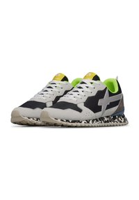 Scarpe sportive con una combinazione di suede grigio, tessuto nero e dettagli in verde neon. Presentano una suola testurizzata con un design a motivi e un dettaglio del logo.