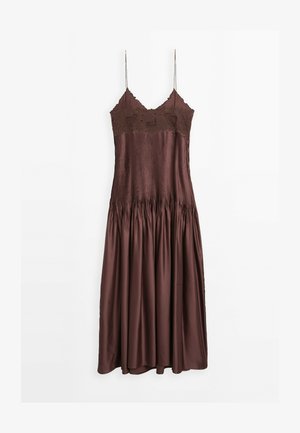 Robe sans manches marron avec un corsage en dentelle et une jupe en satin plissée, présentant une taille ajustée et un tissu fluide, suspendue sur un fond blanc.