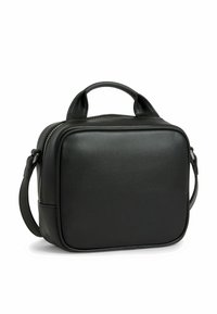 Černá kožená taška čtvercového tvaru, s horním držadlem a odnímatelným ramenním popruhem. Obsahuje zipový uzávěr a hladký povrch.