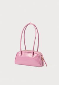 Ροζ δερμάτινη τσάντα χειρός με στρογγυλεμένο σχήμα, δύο μακριές λαβές, κλείσιμο με φερμουάρ και διακριτική λάμψη. Μινιμαλιστικός σχεδιασμός χωρίς επιπλέον στολίδια.