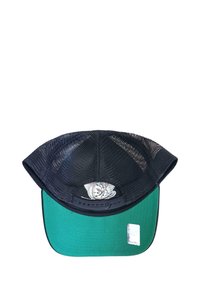 Gorra trucker de malla negra con visera verde y diseño bordado en la parte inferior. Cierre ajustable en la parte trasera.