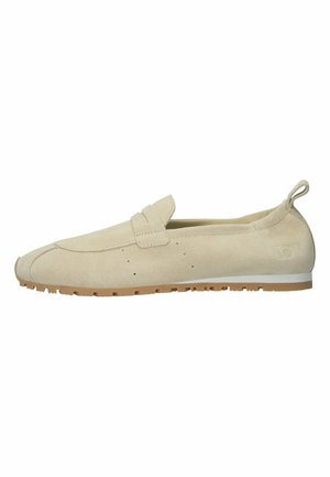 Mocassin en daim beige clair avec semelle antidérapante, profil bas, trous de ventilation latéraux et languette à l'arrière du talon.
