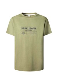 Olive spalvos medvilnės marškinėliai su trumpomis rankovėmis, su tamsiu grafiniu spaudiniu, kuriame užrašyta "PEPE JEANS LONDON" ir papildomi teksto elementai.
