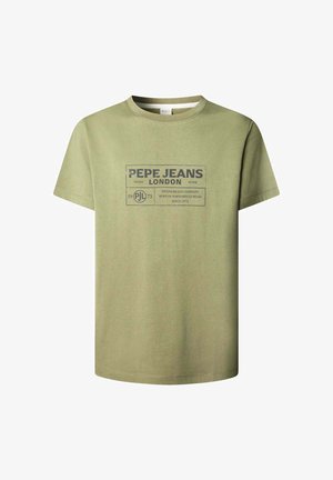 Olive zaļas kokvilnas t-krekls ar īsām piedurknēm, ar tumšu grafiku, uz kuras ir uzraksts "PEPE JEANS LONDON" un papildu teksta detaļas.