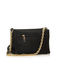Borsa a mano in tessuto nero con tracolla in catena dorata, dotata di una tasca con zip sulla parte frontale. Materiale testurizzato e forma rettangolare.