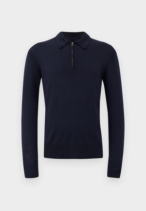 Suéter de polo de punto en color marino con cuello con cremallera, mangas largas, puños acanalados y dobladillo ajustado. Textura suave con un diseño minimalista.