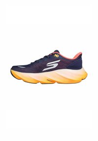 Scarpa sportiva con una parte superiore in rete blu navy testurizzata, logo bianco e accenti arancioni brillanti. Sole audace e curvo di colore giallo con il marchio "ARCHFIT".