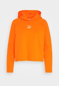 Felgroene lang mouwcropped hoodie met een witte Puma-logo op de voorkant en een capuchon, weergegeven op een lichtgrijze achtergrond.