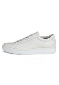 Baskets en cuir blanc avec une finition texturée, bout rond, semelle plate en caoutchouc blanc et lacets ton sur ton. Design simple avec un minimum de détails.