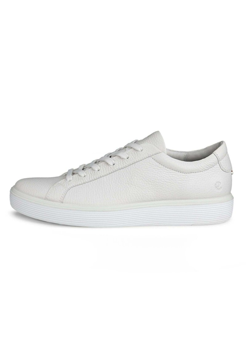 Baskets en cuir blanc avec une finition texturée, bout rond, semelle plate en caoutchouc blanc et lacets ton sur ton. Design simple avec un minimum de détails.
