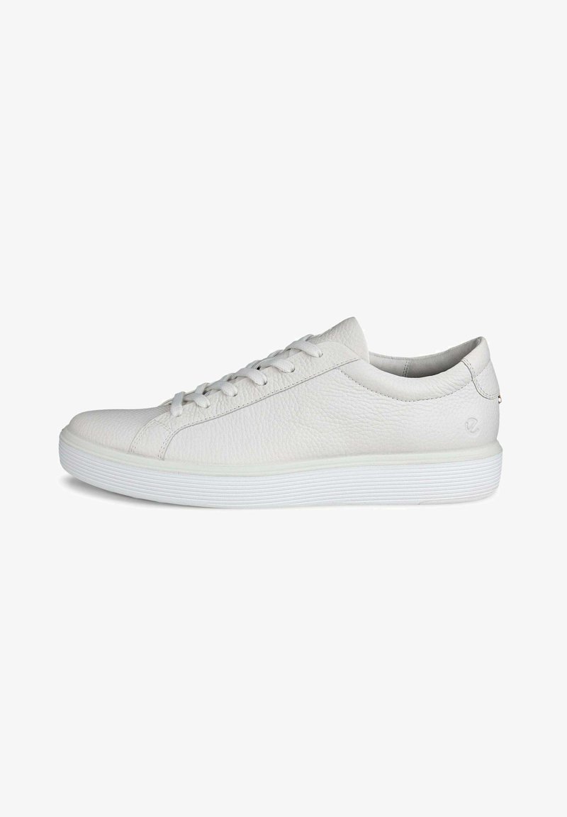 Białe skórzane sneakersy z fakturowanym wykończeniem, okrągłym noskiem, płaską białą gumową podeszwą i tonowymi sznurowadłami. Prosty design z minimalną ilością detali.