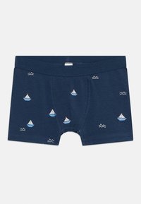 Marineblaue Boxershorts aus Baumwolle, mit wiederholten Mustern von kleinen Segelbooten und Wellen in Hellblau und Weiß.