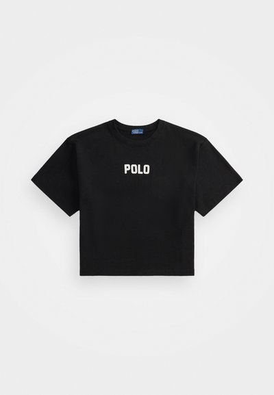 Tricou scurt negru din bumbac, cu mâneci scurte și un logo alb "POLO" centrat pe față. Textură netedă.