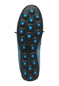 Suela de zapato de ante azul con base de goma negra y acentos circulares azules elevados, que presenta una serie de agujeros para transpirabilidad y tracción.
